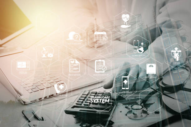 طراحی پرتال نوبتدهی آنلاین و CRM پزشکی برای مراکز رادیولوژی و پزشکی هستهای در تبریز: بهینهسازی نرمافزارهای مدیریت بیمارستان ۲۰۲۶ - دستهای پزشک در حال بررسی هزینههای درمانی در بیمارستان مدرن