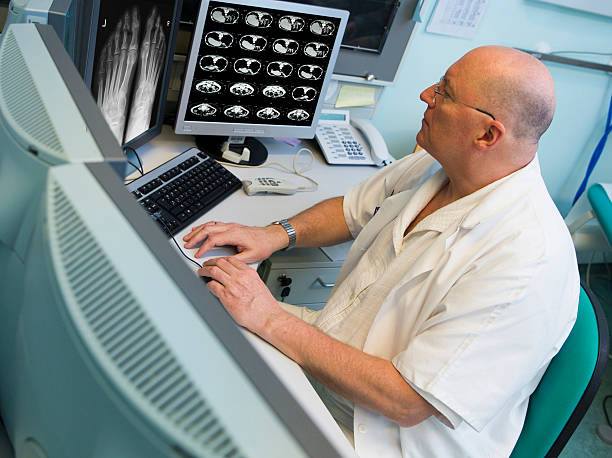 مراکز تصویربرداری پزشکی MRI و CT Scan در اصفهان - رادیولوژیست در حال بررسی اسکن