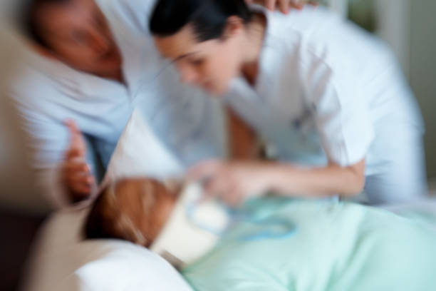 بیمار سالمند در حال درمان، نیاز به دسترسی آسان به فوق تخصص ریه و ICU در قم از طریق UX