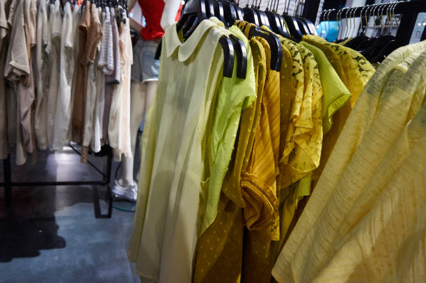 فروش عمده مد و پوشاک: ثبت آگهی هدفمند و جذب مشتری در فروشیاب - قفسههای لباس آماده فروش در یک فروشگاه عمده فروشی