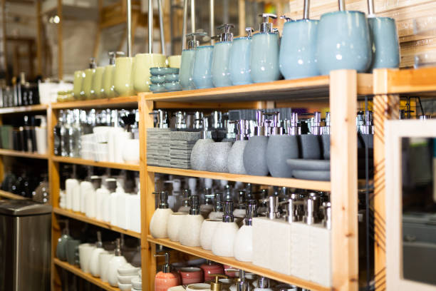 فروشیاب، خرید و فروش عمده لوازم خانگی، آگهی عمده فروشی، ویترین لوازم حمام در یک فروشگاه لوازم خانگی