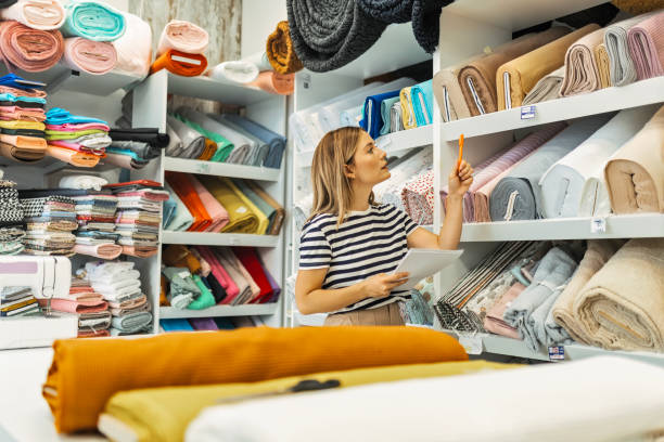 خرید عمده پوشاک و پارچه از تولیدی | بهترین قیمت در فروشیاب - یک فروشنده خندان، نماد ارتباط مستقیم با فروشنده و تجربه خرید و فروش عمده موفق در فروشیاب