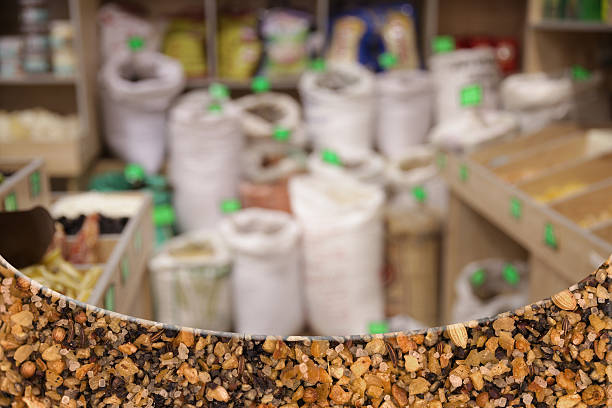 ترکیبی از ادویهجات و مواد غذایی در بازار: آگهی عمده فروشی مواد غذایی و خشکبار در فروشیاب