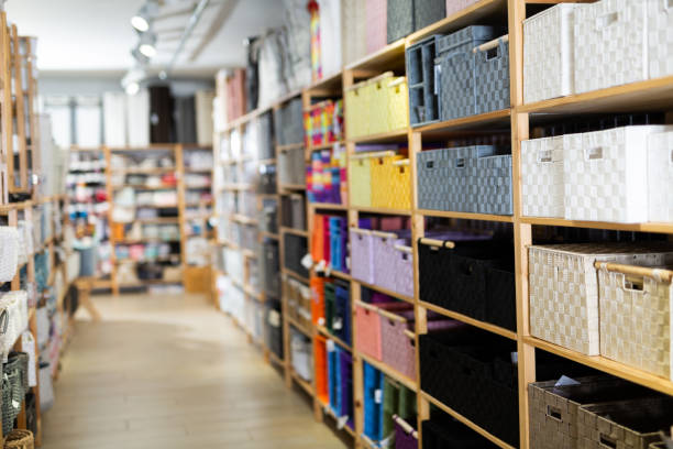 فروش‌یاب، خرید عمده، فروش عمده: ردیف‌هایی از جعبه‌های ذخیره‌سازی برای فروش در یک فروشگاه، نمادی از محصولات آماده برای خرید عمده و فروش عمده در فروش‌یاب