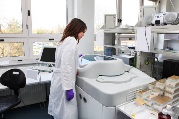 پشتیبانی وبسایت آزمایشگاه تشخیص طبی یزد: تکنسین در آزمایشگاه بانک خون