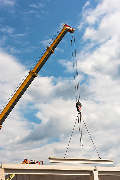 جرثقیل تلسکوپی در حال بلند کردن بلوک بتنی برای ساخت سالن - فروشیاب، خرید و فروش عمده، آگهی تجاری