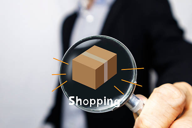 مفهوم جستجوی محصولات و خرید آن‌ها توسط یک تاجر در فروش‌یاب برای خرید و فروش عمده