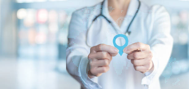 پزشک در حال نشان دادن موقعیت آزمایشگاه روی نقشه: استراتژی سئو محلی آزمایشگاه در شیراز