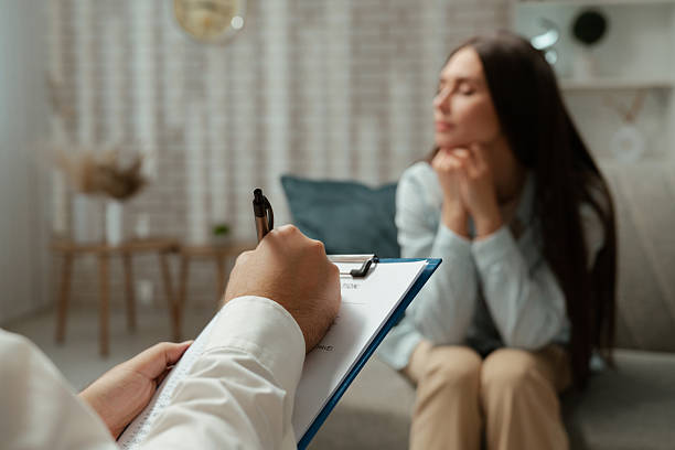 افزایش نوبتدهی متخصص سلامت روان در تبریز: مشاور و بیمار در جلسه ارزیابی روانشناختی