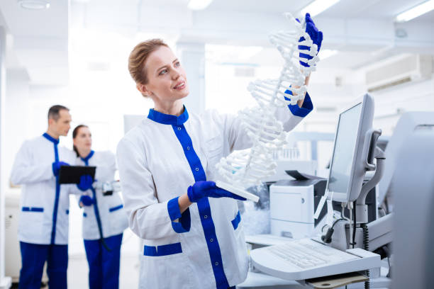 برندینگ دیجیتال آزمایشگاه ژنتیک در تبریز: محقق در حال بررسی مدل DNA، نماد محتوای تخصصی و علمی در بازاریابی دیجیتال
