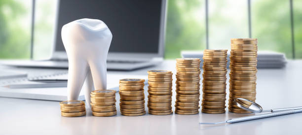 طراحی سایت دندانپزشکی زیبایی در مشهد – دندان و سکههای روی میز به عنوان نماد سرمایهگذاری و بازگشت سرمایه – راهکار نوین برای افزایش رزرو و جذب بیماران جدید