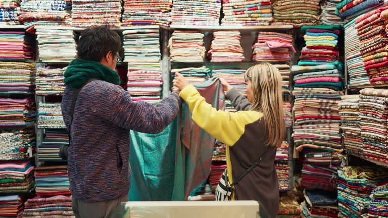 خرید عمده پوشاک و پارچه از تولیدی | بهترین قیمت در فروشیاب - بازاری شلوغ از گردشگران در حال خرید و فروش عمده پارچه و پوشاک با قیمتهای رقابتی