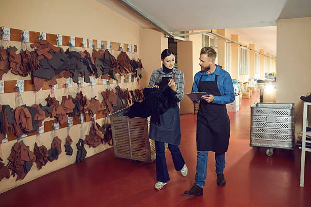 گفتگوی کارکنان کارخانه تولید کفش، همکاری با تولیدکنندگان کیف و کفش در فروش‌یاب