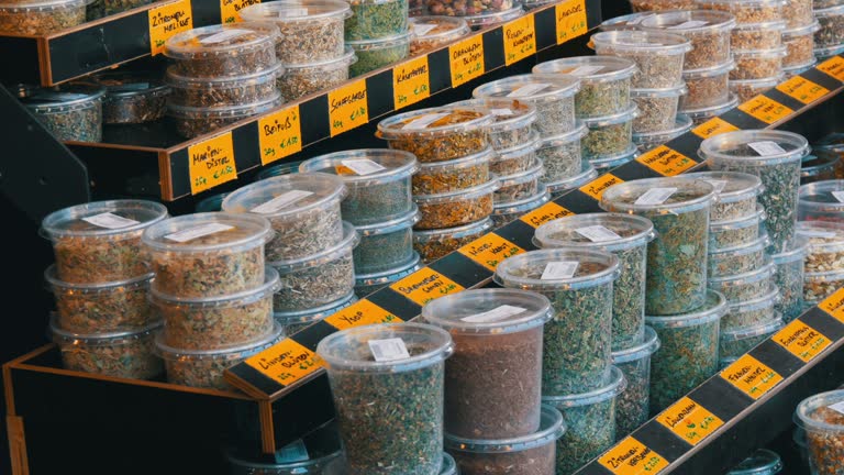 انواع ادویهجات رنگارنگ و معطر در بازاری سنتی، نمادی از فروش ادویه و غلات عمده با کیفیت در فروشیاب