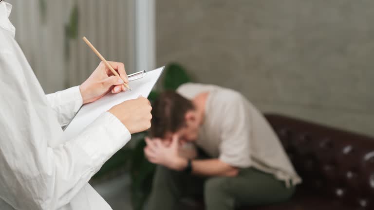افزایش بیماران روانپزشک در اصفهان: بیمار جوان در حال تخلیه احساسات