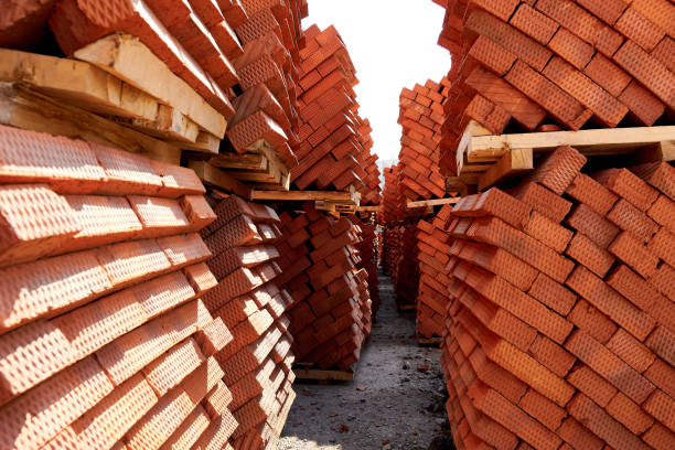 انباری از آجر روی پالتها – فروشیاب، خرید و فروش عمده، آگهی تجاری