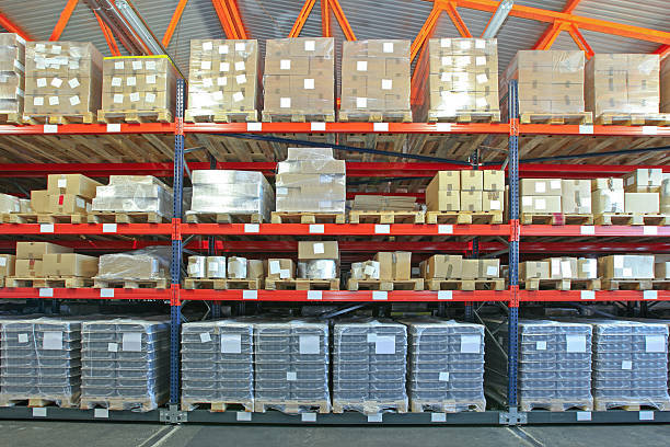 تصویری از قفسهبندی انبار، نمادی از تنوع کالا و آگهی عمده فروشی در فروشیاب