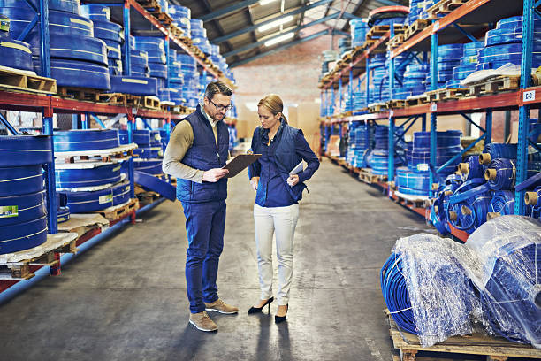 کارمند متمرکز در حال موجودیبرداری و چیدمان ابزار در انبار، مدیریت هوشمند در فروشیاب