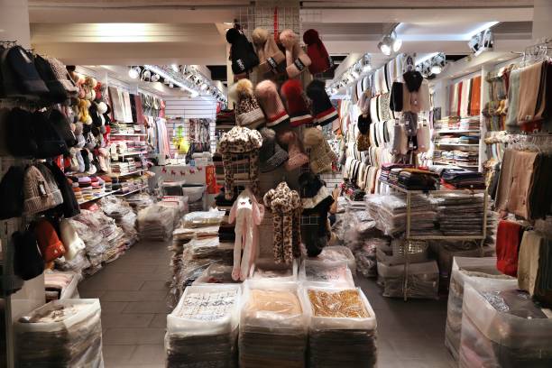 بازار مد و پوشاک شلوغ با تنوع زیاد لباس، فروشیاب، خرید و فروش عمده، آگهی تجاری