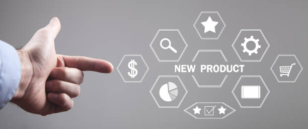 دست مردی در حال معرفی محصول جدید در فروشیاب: معرفی محصول و افزایش فروش