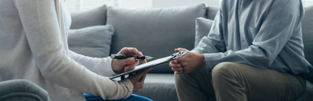 نوبتدهی آنلاین روانپزشک در مشهد، مردی در حال حل مشکلاتش