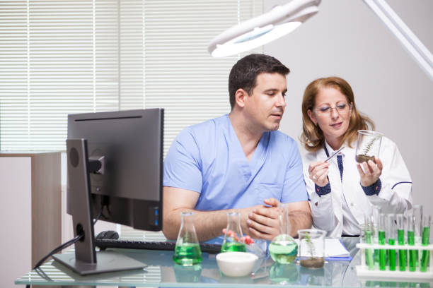 مشاوره دیجیتال مارکتینگ سلامت برای آزمایشگاههای تخصصی پاتوبیولوژی در تبریز - دستیار در حال توجه به دانشمند برجسته در آزمایشگاه - پینوسایت