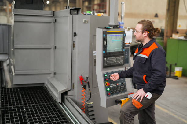 تکنسین در حال کار با دستگاه CNC | ثبت آگهی خرید و فروش عمده در فروشیاب