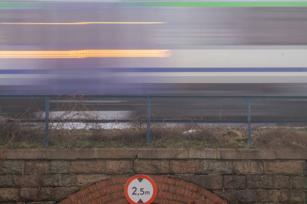 قطار سریعالسیر روی پل راهآهن نشاندهنده سرعت و پیشرفت - ویلا پیش ساخته مدرن