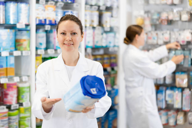 یک داروساز زن در حال معرفی محصولات سلامت عمده و بهداشتی - فروش یاب، ثبت آگهی، خرید عمده