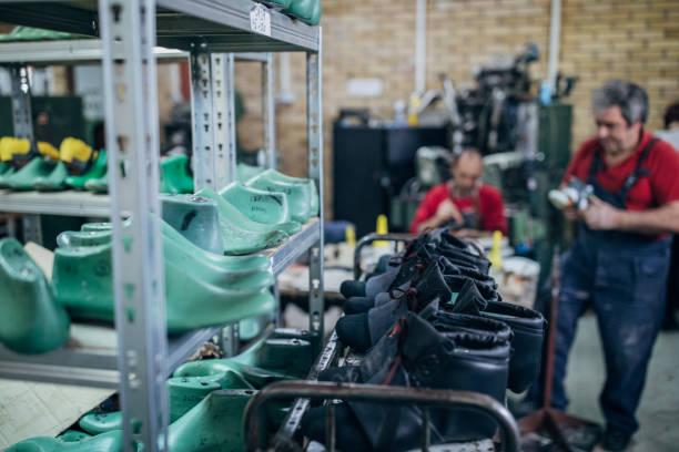 تولیدکنندگان کیف و کفش | فعالیت کارخانه تولید کفش در حمایت از بازار عمده فروشان