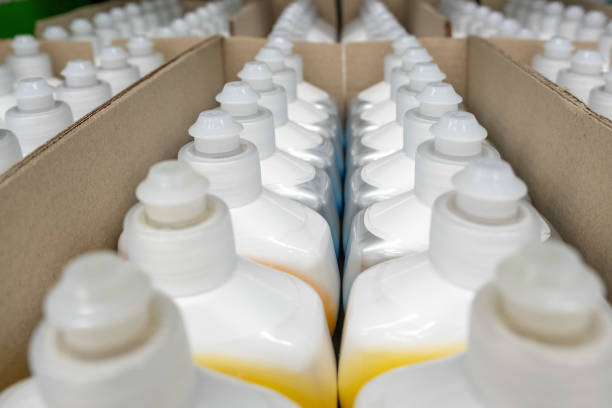بطری‌های پلاستیکی مایعات بهداشتی به صورت عمده، نمادی از پخش عمده لوازم بهداشتی در فروش یاب