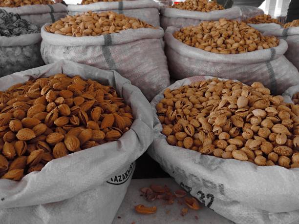 خرید و فروش عمده خشکبار (پسته، بادام، کشمش) | قیمت رقابتی در فروش‌یاب - کیسه‌های بادام عرضه شده در بازار عمده فروشان برای آگهی تجاری در فروش‌یاب