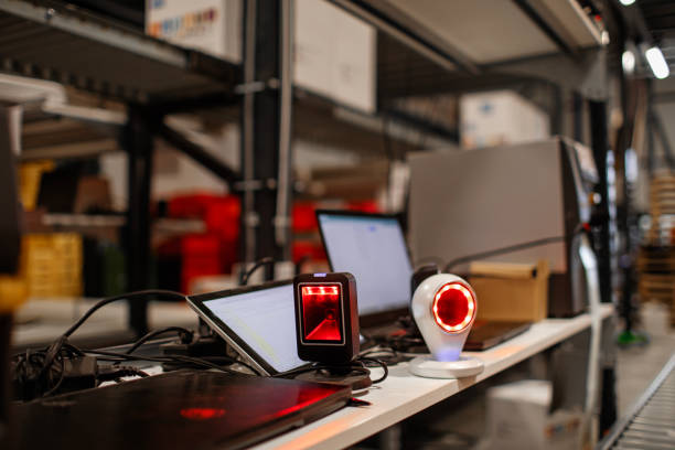 اسکنر بارکد و کامپیوتر در یک انبار، فروش‌یاب، خرید و فروش عمده، آگهی تجاری