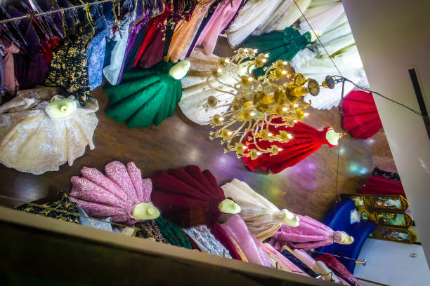 پخش عمده لباس زنانه مجلسی - ویترین فروشگاه لباس زنانه، نمادی از گستردگی بازار خرده فروشی و فرصتهای فروش عمده در فروش یاب