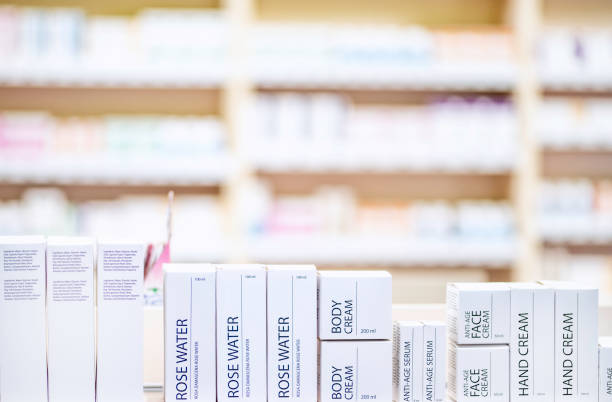بخش محصولات آرایشی و بهداشتی در فروشگاهی بزرگ، نشان‌دهنده تنوع آگهی عمده فروشی در فروش یاب