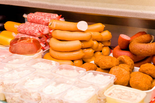 خرید و فروش عمده فرآورده‌های غذایی، نمایش محصولات پروتئینی در قصابی | فروش یاب، آگهی عمده فروشی