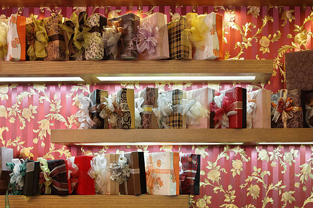 عمده فروشی کادویی: نمایی از یک مغازه شیرینی و کادویی در فروش‌یاب برای خرید و فروش عمده و آگهی تجاری