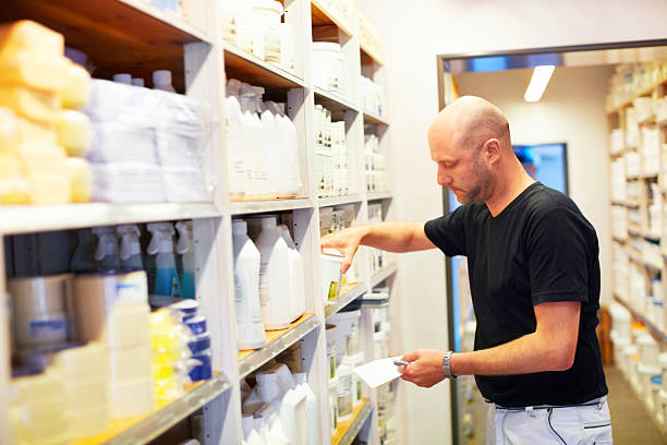 فروش یاب و آگهی عمده فروشی، مردی در حال بررسی تاریخ انقضای محصولات