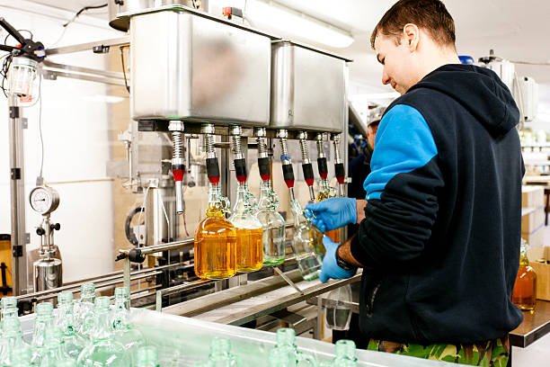 تجهیزات مدرن پرکن مایعات در کارخانه تولید نوشیدنی - خرید و فروش عمده، فروش یاب