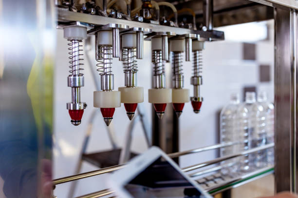 خط تولید دستگاه پرکن مایعات در یک کارخانه آبمیوه - خرید دستگاه پرکن مایعات، فروش یاب