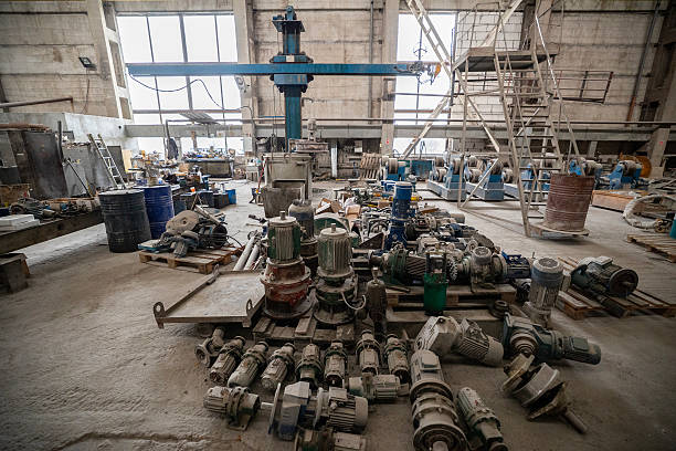 انبار صنعتی شلوغ با موتورهای الکتریکی و پمپ‌ها | فروش یاب | تامین ماشین‌آلات صنعتی | آگهی عمده فروشی