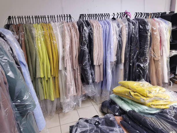 پخش عمده لباس زنانه مجلسی - انباری پر از انواع کتهای رنگارنگ، نمادی از موجودی بالای فروش عمده در فروش یاب