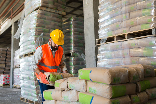 کارگر ساختمانی در انبار - فروش یاب، خرید عمده سیمان