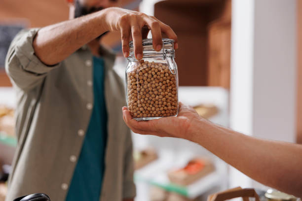 قیمت عمده حبوبات بسته بندی و فله: خرید مستقیم از کشاورز در فروش یاب - مشتری در حال خرید مستقیم حبوبات از فروشنده در بازار عمده فروشان