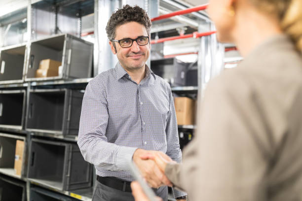 خرید و فروش عمده فرآورده‌های غذایی، تاجران در حال مذاکره در انبار مواد غذایی | فروش یاب، خرید و فروش عمده