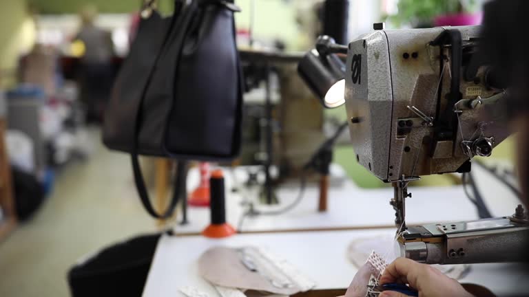 فروش عمده پوشاک با کیفیت: ارتباط با تولیدکنندگان و ثبت آگهی در فروش یاب