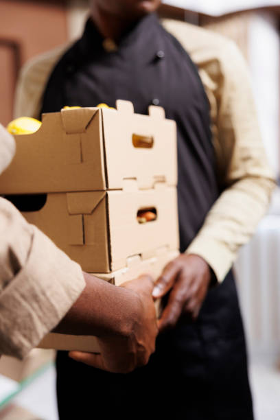 خرید عمده نوشیدنی، تنقلات و شیرینی از توزیع‌کنندگان اصلی در فروش‌یاب - فروش یاب، خرید و فروش عمده، بازار عمده فروشان