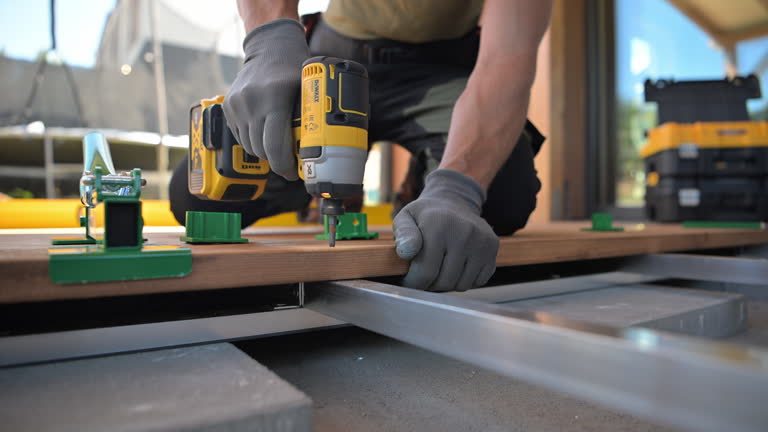 نصب دقیق کفپوش در یک پروژه خانه پیش ساخته توسط متخصصان بناگر. کیفیت و دقت در مونتاژ سازه‌های پیش ساخته 2026.