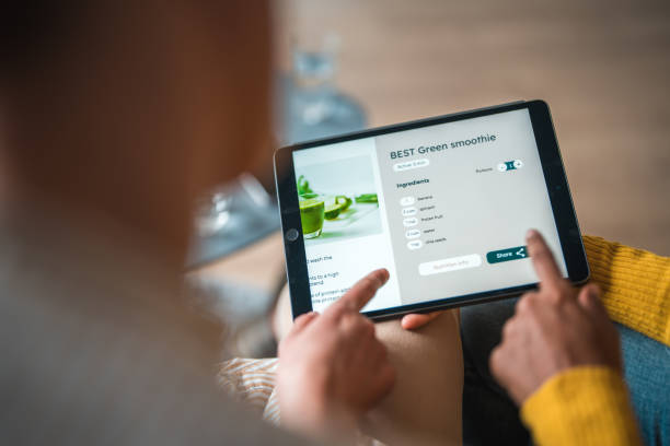 طراحی UI/UX پیشرفته فروشگاه لوازم خانگی توکار تهران: خانمهایی در حال استفاده از فناوری بیسیم و جستجو برای محصولات