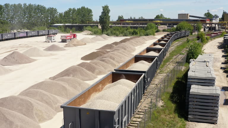 واگن‌های قطار کنار توده شن و ماسه - فروش یاب، فروش مستقیم شن و ماسه